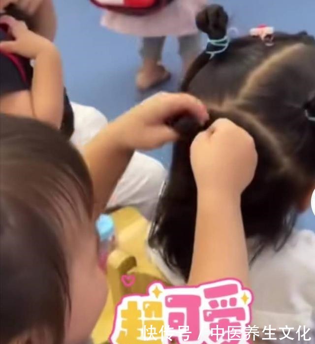 4岁女孩幼儿园给同学扎辫子，网友直呼“太可爱”，动手能力真强！