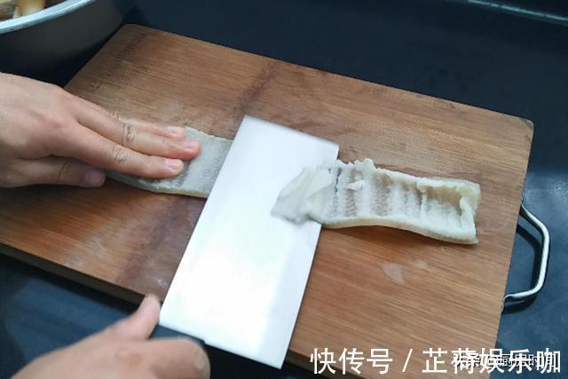 晶莹剔透|水晶猪皮冻应该怎么做？想要晶莹剔透，除了加一步就是放点它