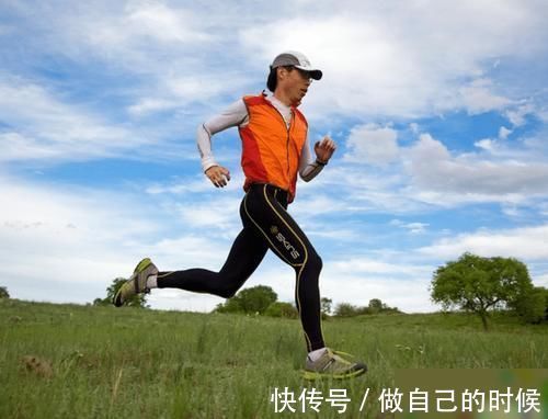 老人|72岁老人坚持跑步48年“上了瘾” ,头发乌黑被孙辈叫叔叔