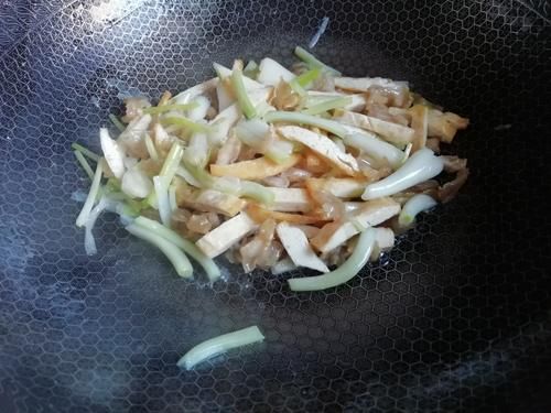 它被称为“菜中灵芝”，正大量上市，香嫩可口还开胃，才2元一斤