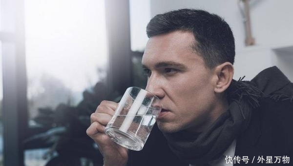 喝水多与喝水少,区别能有多大?医生提醒:喝水也要讲科学