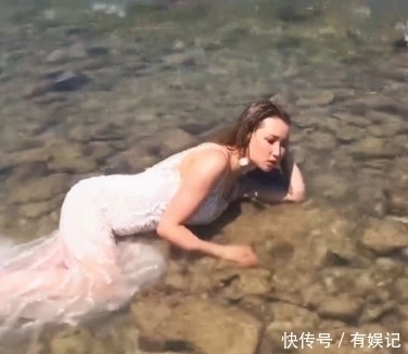 修图师|新娘穿着性感婚纱在海水里拍婚纱照,成片P成比基尼,网友好美