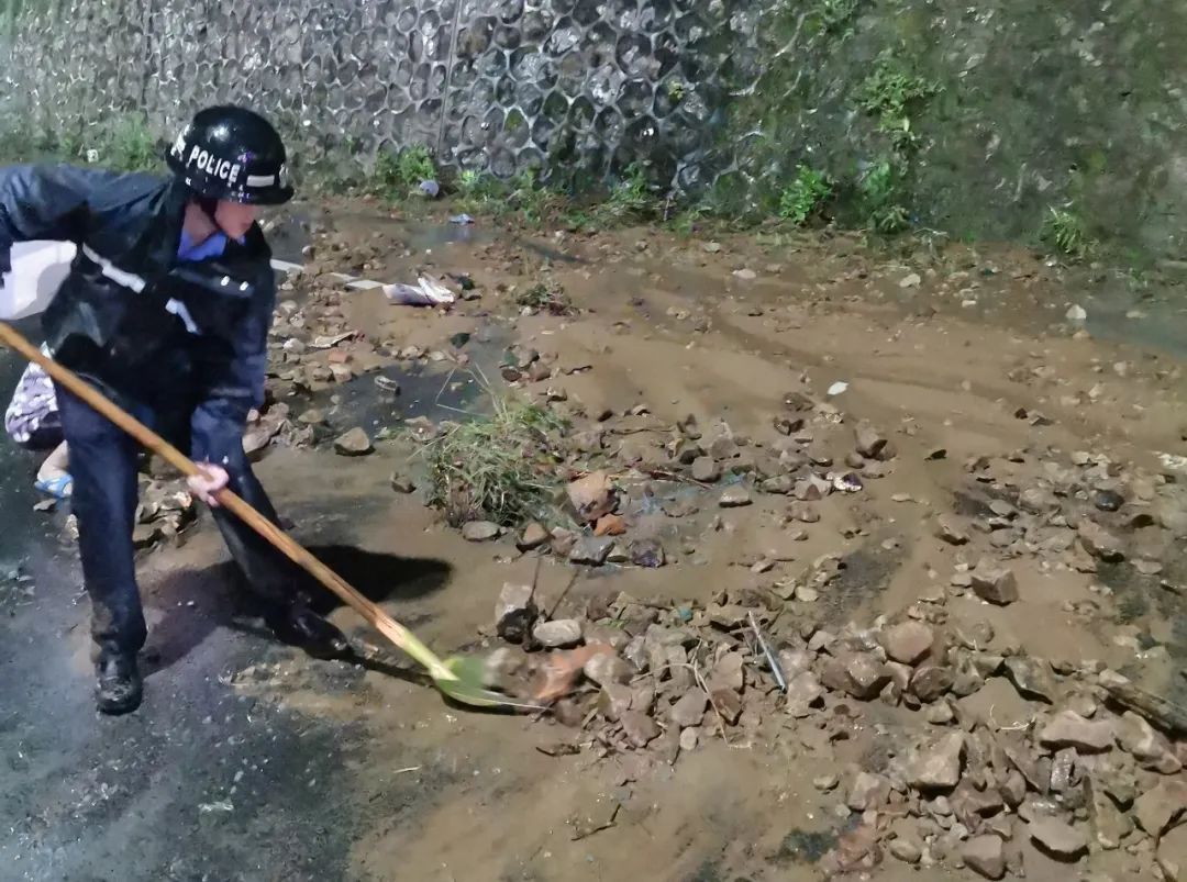 强降雨|暴雨红色预警！台州一地突发山体滑坡致14人被困，多方协力紧急救援！