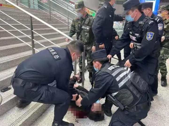 武警|杭州东站一乘客从台阶滚落鲜血直流，一群好汉飞奔而来救人