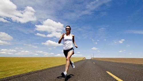 晨跑|跑步爱好者：晨跑和夜跑，哪一个更利于燃脂减肥？很多人还不了解