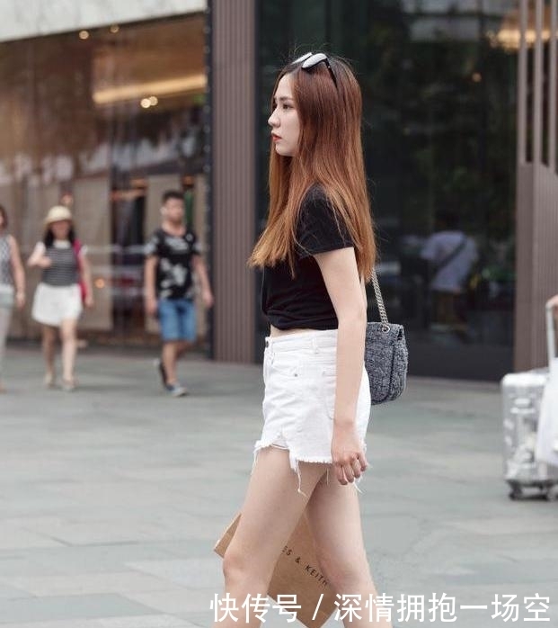 时尚街拍:美女小姐姐散发时尚荷尔蒙,走到哪儿都很吸睛