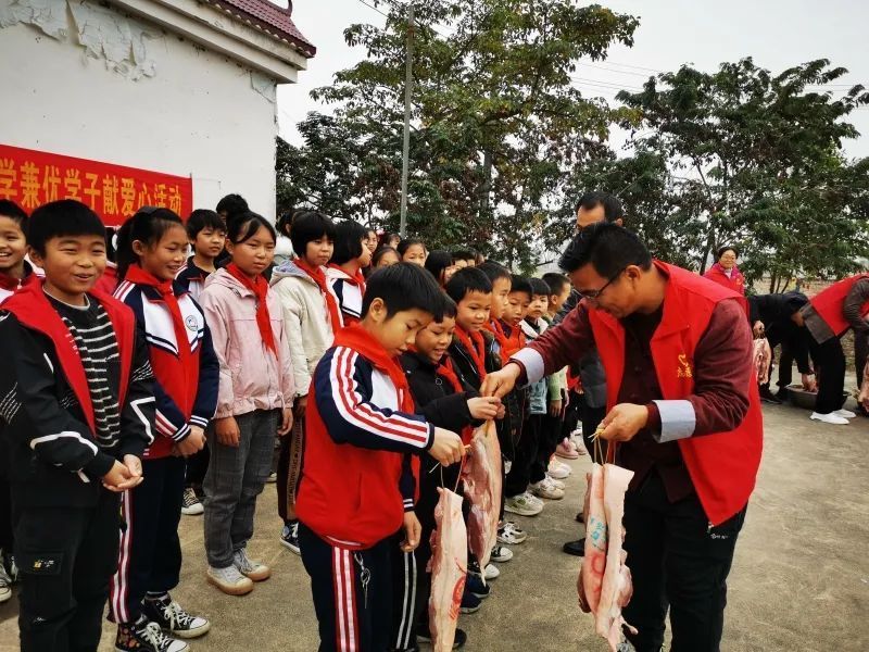 优秀学生|靠“实力”吃肉!一学校对74名优秀学生进行奖励:每人3斤猪肉