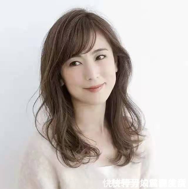 直发 五十岁女人如何选择发型?记住这4个减龄公式,长发短发都很美