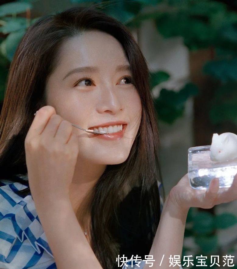 双眼皮、一字眉已经过时了,现在的美女标准是这样……