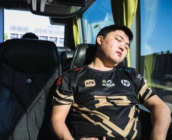 退役|LOL：曾第一个爆料Uzi退役的人站出来了，正面回应Uzi九位数复出