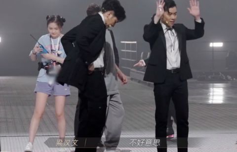 《披荆斩棘》表演状况多，彩排掉下舞台、唱歌跑调、有人被打马赛克