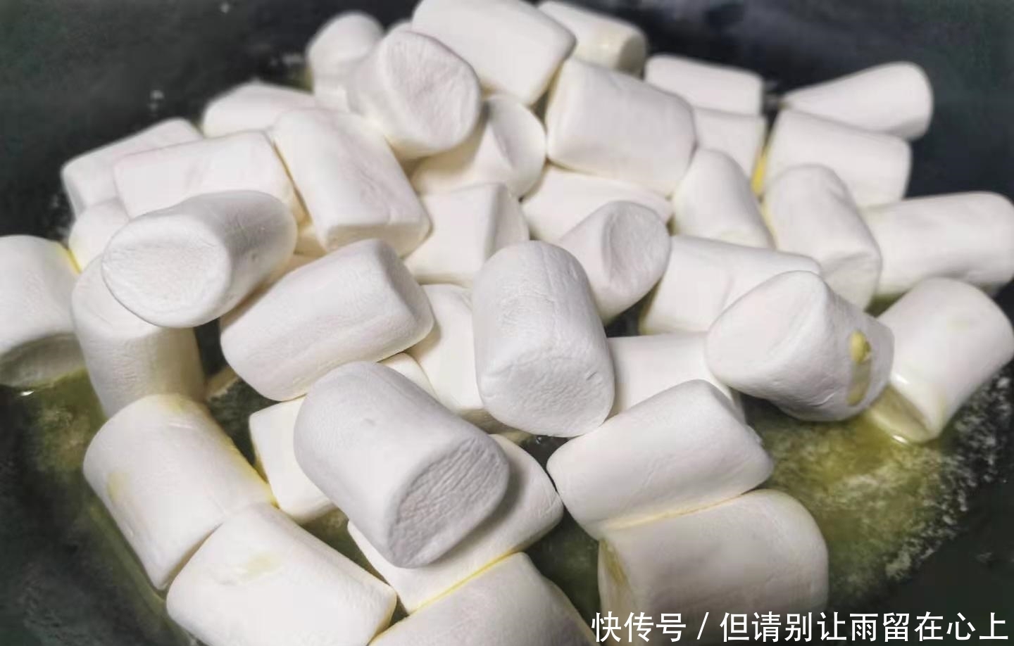 过年的小零食不要买,脆中带韧的奶香牛轧饼干,自己做简单方便