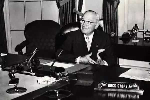 爱因斯坦|美国向日本投原子弹,爱因斯坦反对,被总统问了两个问题后沉默了