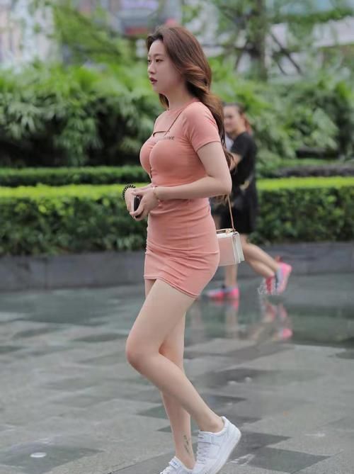 看起来|非常清新减龄的穿搭,橘红色短款T恤裙+小白鞋,看起来十分有活力