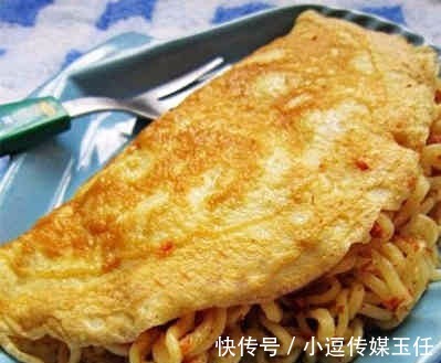 开水泡方便面已经落伍了！现在的00后都这么吃方便面，大开眼界