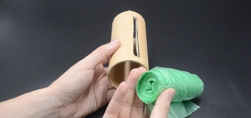 垃圾袋|保鲜袋用完后的纸筒不要扔,原来放在家里特别实用,方法太赞了