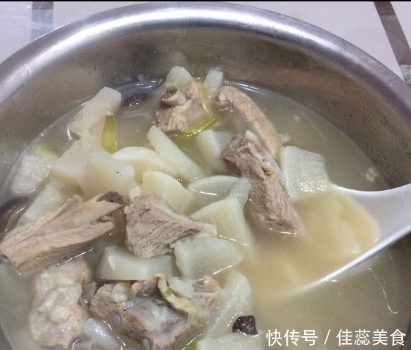 炖排骨汤时,“最忌”这3味料,平时炖汤不注意,难怪味道怪