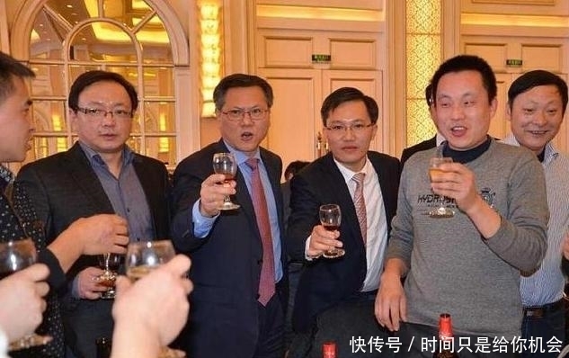 白酒|他一次喝过7斤白酒,为了戒酒用锁链锁住脖子,曾酒桌上喝走了8人