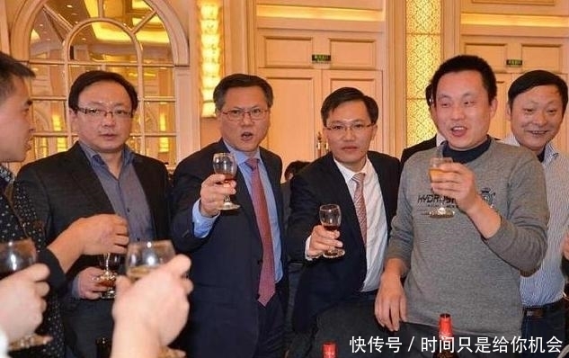  白酒|他一次喝过7斤白酒，为了戒酒用锁链锁住脖子，曾酒桌上喝走了8人