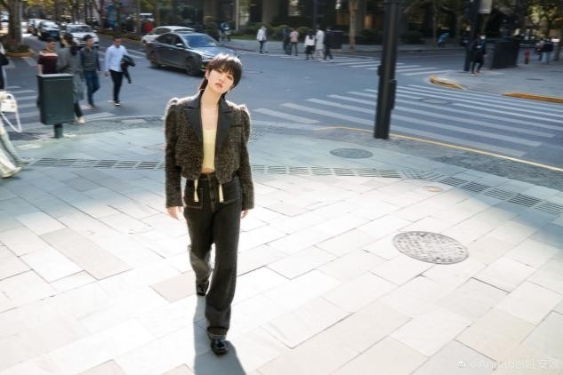 西装 姚安娜正式进军电影圈!剪短发变假小子,打扮中性却无辨识度