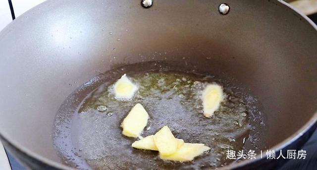想吃肉了,做了一道土豆炖排骨,配上韩式辣酱,太下饭了