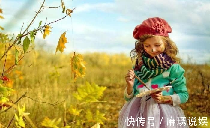 宝宝|宝宝拽住产科医生不撒手,众人看后笑喷,网友小家伙脾气还挺大