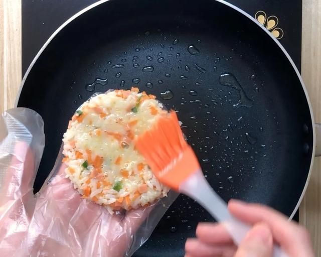 早餐|剩米饭这样做早餐,喷香焦脆,大人小孩都爱吃