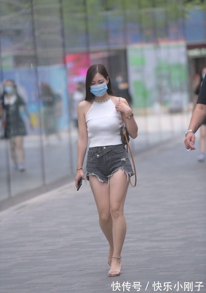 小姐姐|小姐姐挂脖无袖上衣,米白色流苏小清新的风格,展现时尚感