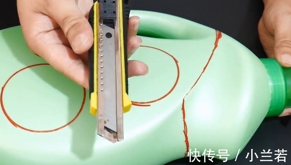 洗衣液|洗衣液瓶别当废品卖了，中间切3个圆，放在卫生间，全家人抢着用