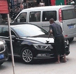 |搞笑GIF:千万别惹女司机,疯起来连自己车都砸!