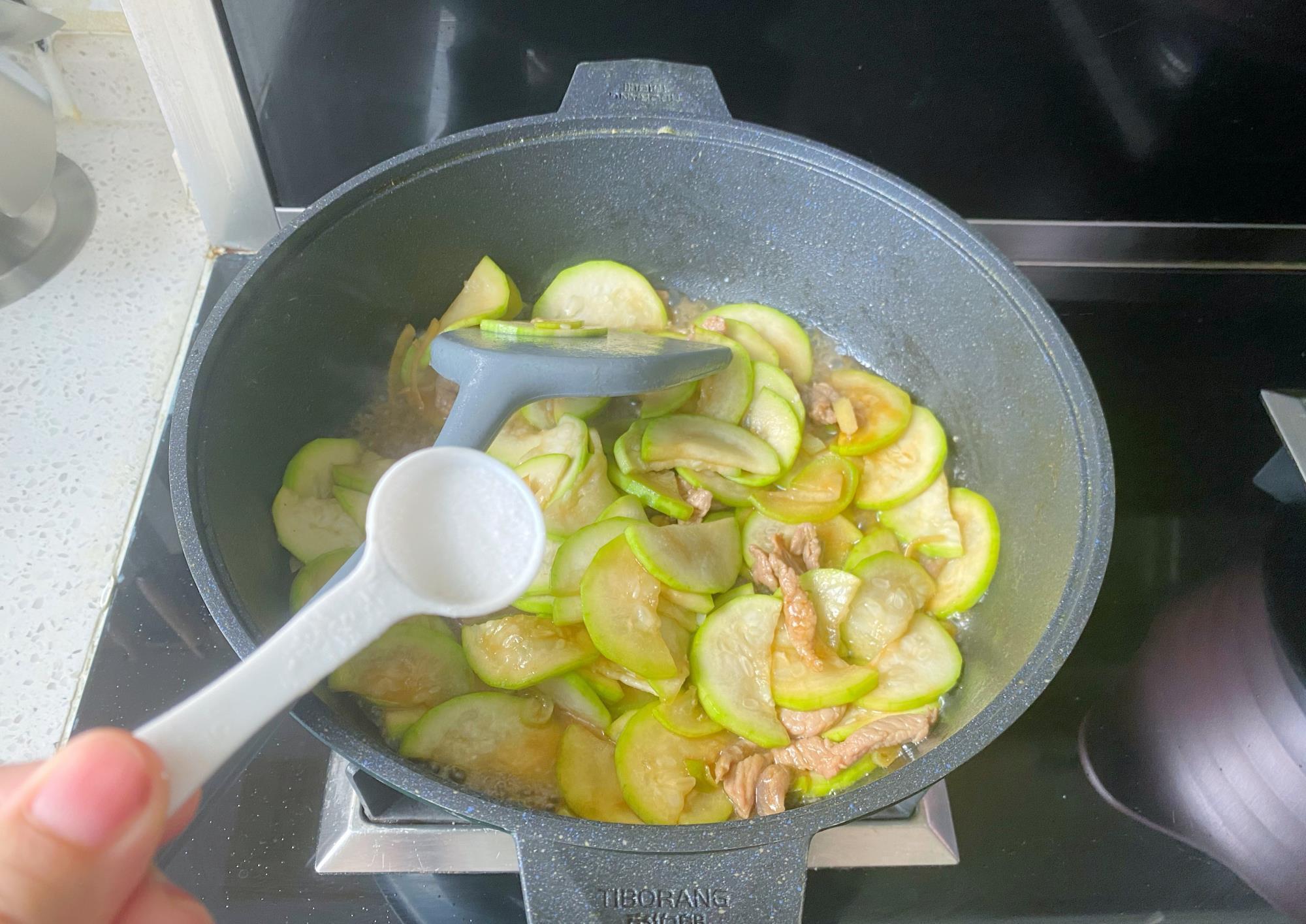 瓠子烧肉|瓠子烧肉的家常做法，味道清爽又美味，5分钟上桌全家都爱吃