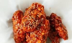 红烧鸡翅吃腻了，送您美味的韩式炸鸡做法，简单美味吃不腻