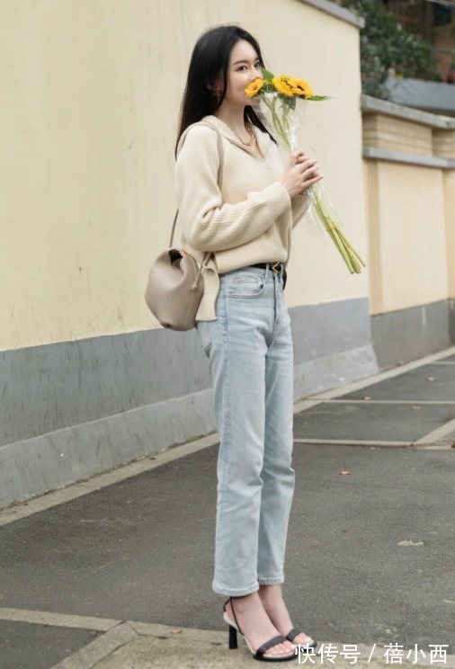 小蛮腰 开春之后穿什么才时髦?推荐“毛衣+牛仔裤”,百搭耐看不挑人