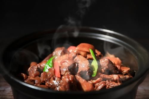 盆菜、年夜饭、新春下午茶 春节的美味少不了