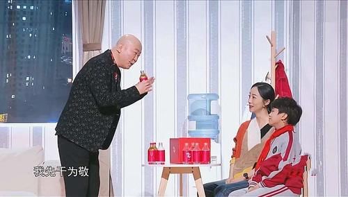 潘长江父女上蓝台春晚演小品，郭冬临猛灌汽水，煞费苦心却没笑点
