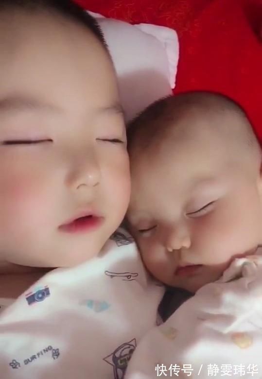 大宝|5岁哥哥哄2岁弟弟睡觉,宝妈掀开被子一瞧,这睡姿简直暖哭了