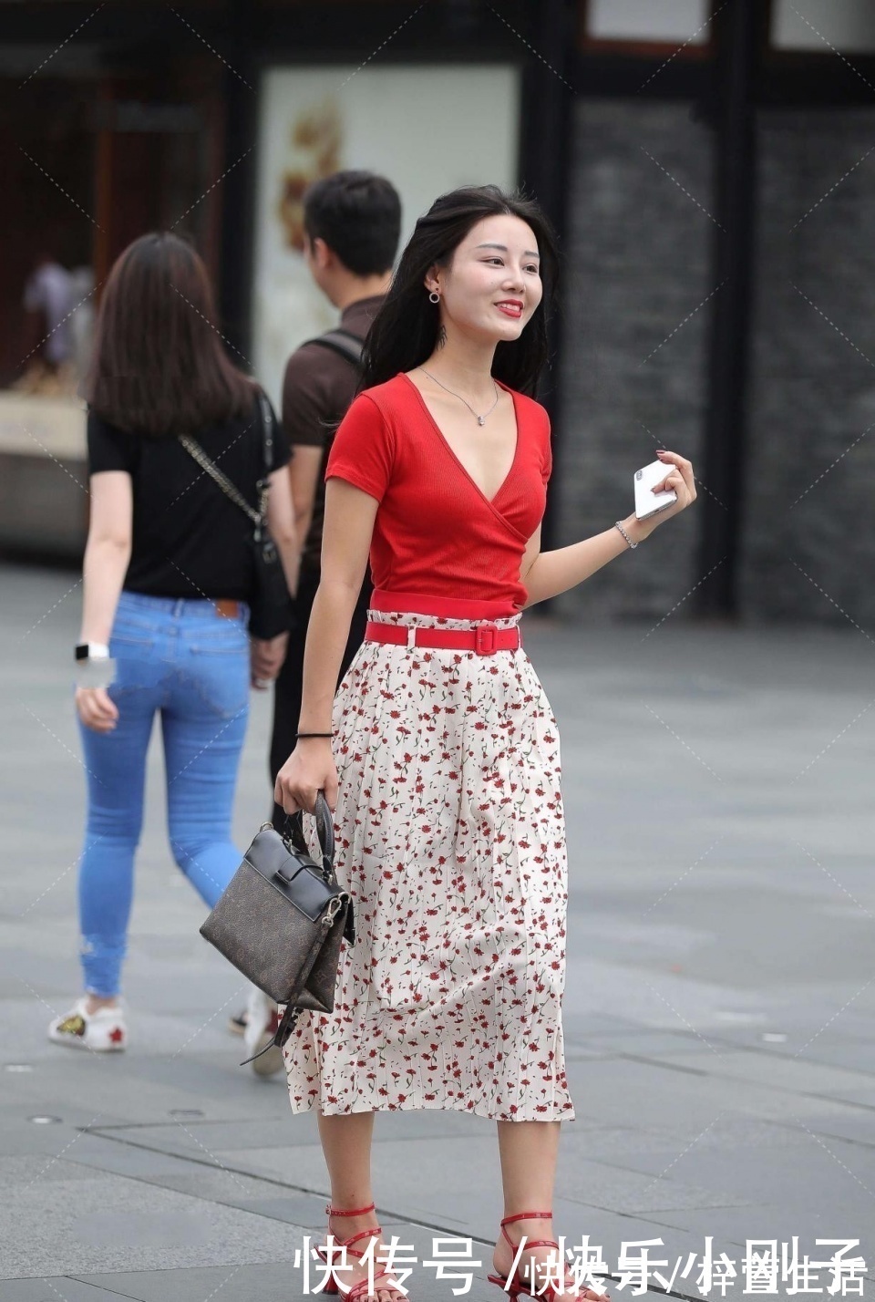 短袖|天生丽质的小姐姐,红色短袖搭碎花长裙,让人看起来满满的气质感