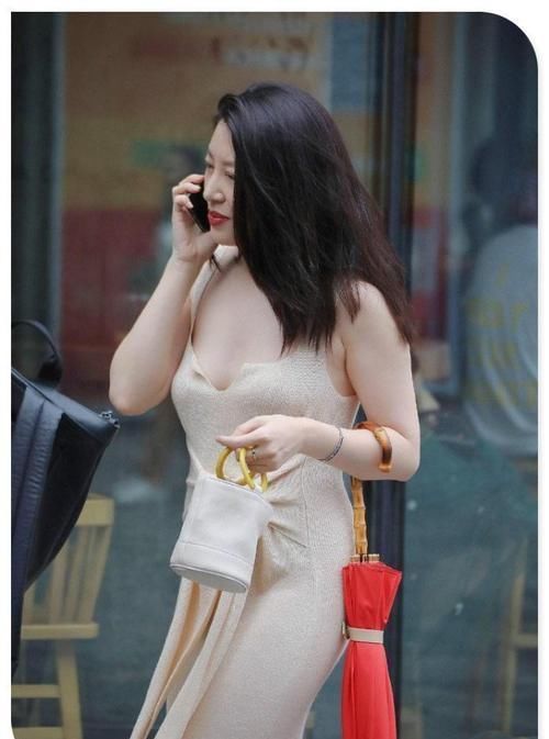 冰丝|街拍冰丝裙子领口低了点,但她没嫌弃,换作别人早扔了吧