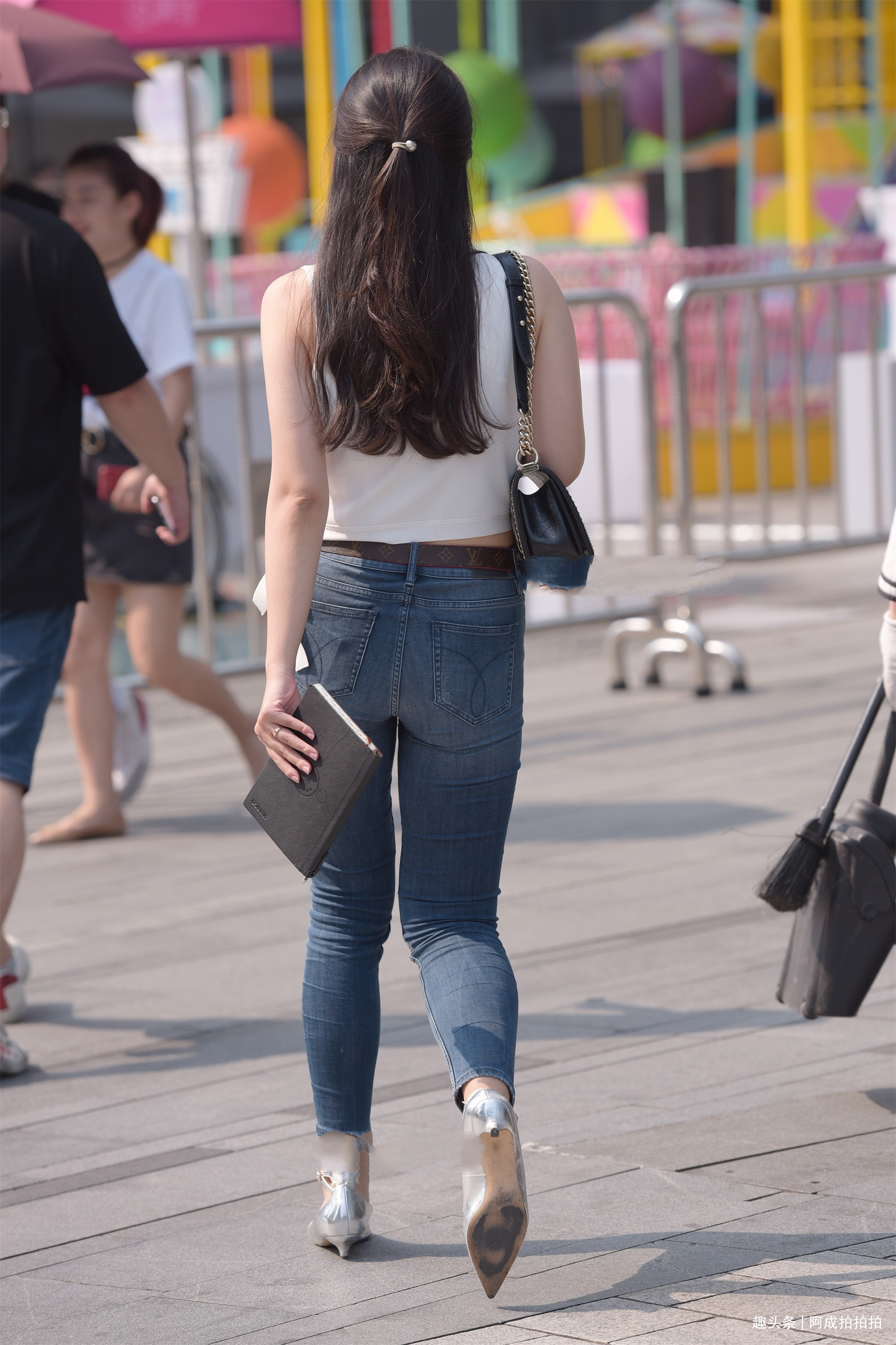 白色背心搭配牛仔裤,简单大方又得体