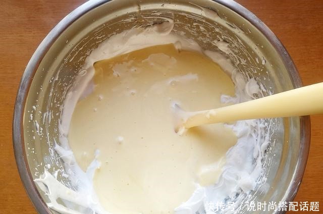 一款不用抹面的奶油蛋糕,非常适合新手学做,颜值和味道不输买的