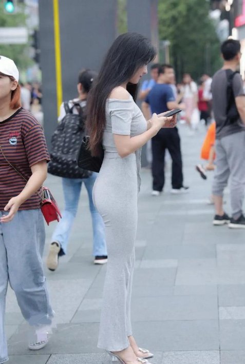 先别急着穿“打底裤”，早春搭配要简单，时髦高级又显气质！