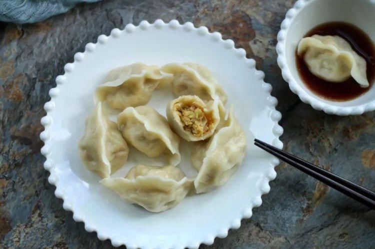 做白菜饺子,白菜不要直接调馅,教您一招,饺子鲜嫩多汁不出水