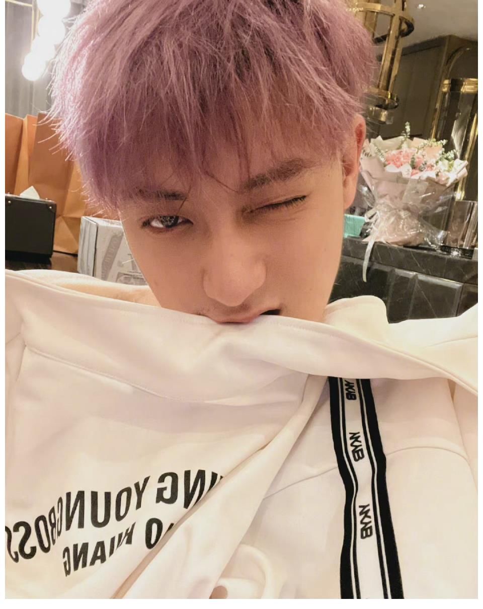 丨 黄子韬刚刚晒出的怼脸四连拍……