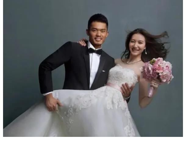赵雅淇|林丹一家六口出游,夫妻俩表情淡漠保持距离,感情状况再遭质疑