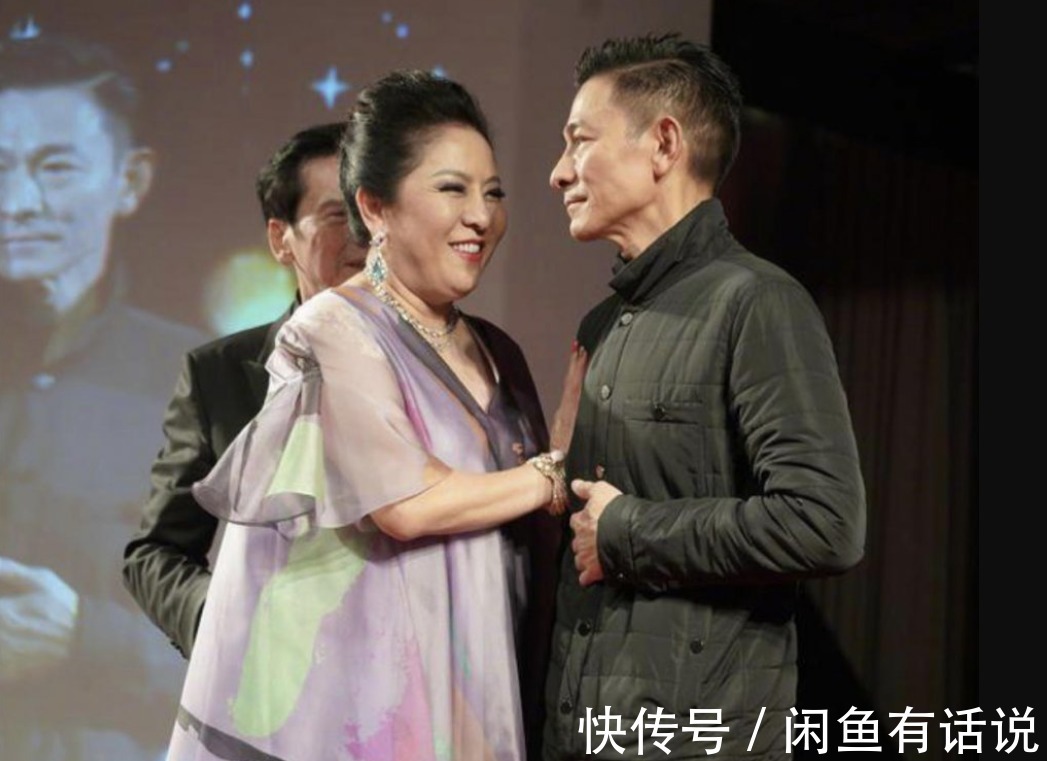 造型|向太真没法低调,穿白衬衫挂一大堆珍珠项链,一看就是高级贵妇