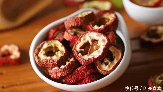 山楂加它泡水喝,排出体内毒素,大肚子平了,喝出小蛮腰