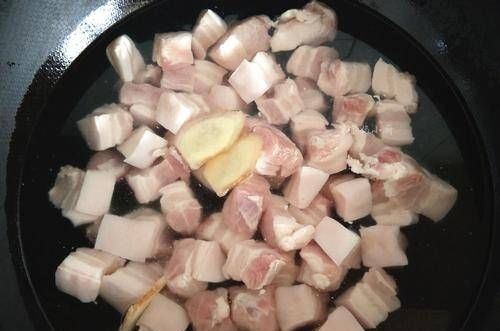 做红烧肉,为啥一放酱油就发黑?改用它,保证每一块都是琥珀色!