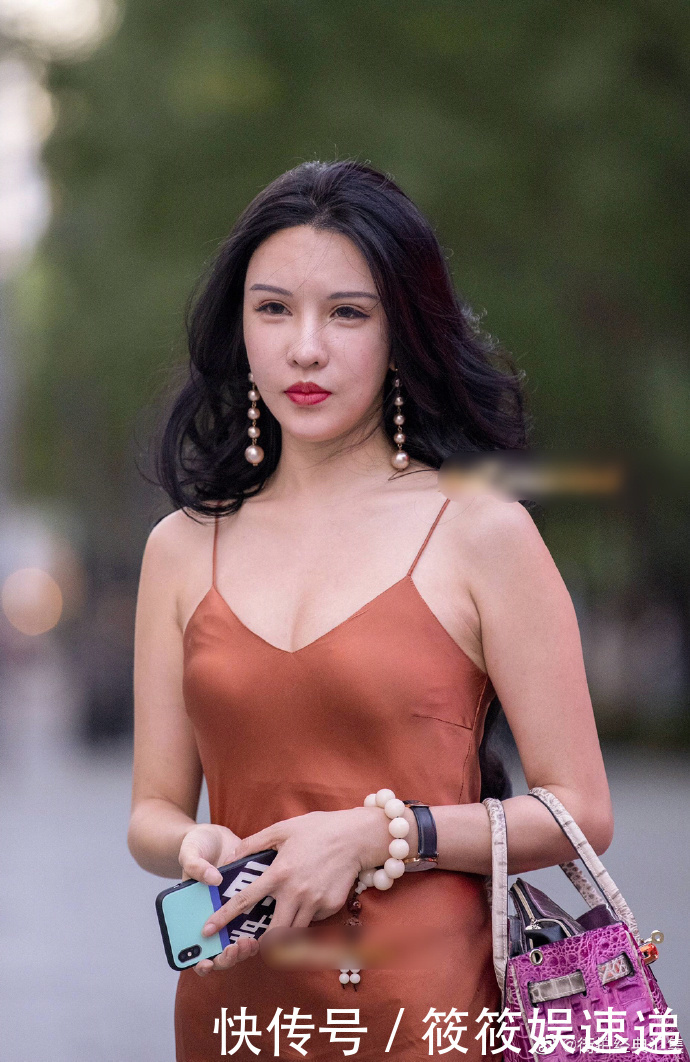 街拍气质优雅的小姐姐,一身吊带裙的搭配,尽显时尚性感