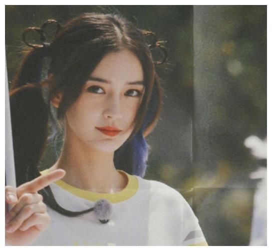 b刚录完《跑男》,baby就去冲浪,摔15次不放弃,登热搜第一被质疑