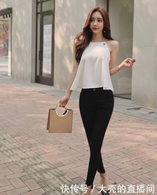 街拍身姿丰盈的紧身裤美女，显得挺拔有型，光彩照人